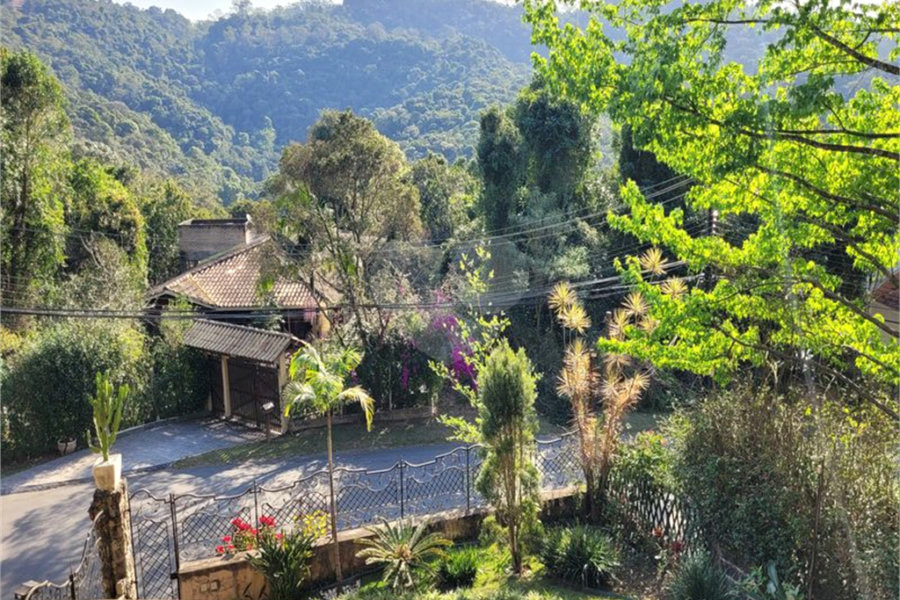 Casa à venda com 4 quartos, sendo 2 suítes, no condomínio Alpes da Cantareira, Mairiporã - SP