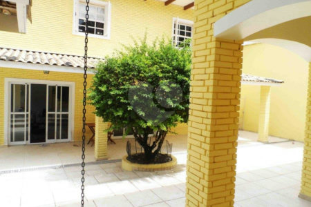 Sobrado à venda com 5 quartos, sendo 3 suítes, em Interlagos, São Paulo, SP