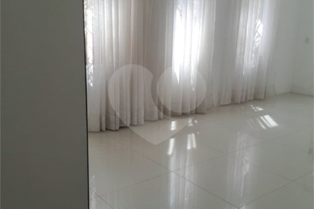 Casa à venda ou para alugar com 4 suítes em Chácaras São Carlos, Cotia, SP