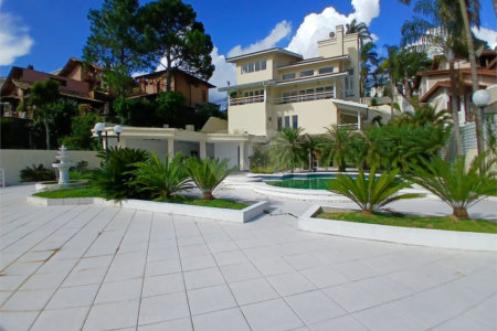 Casa à venda com 4 quartos, sendo 2 suítes, no condomínio Flamboyant, Atibaia - SP