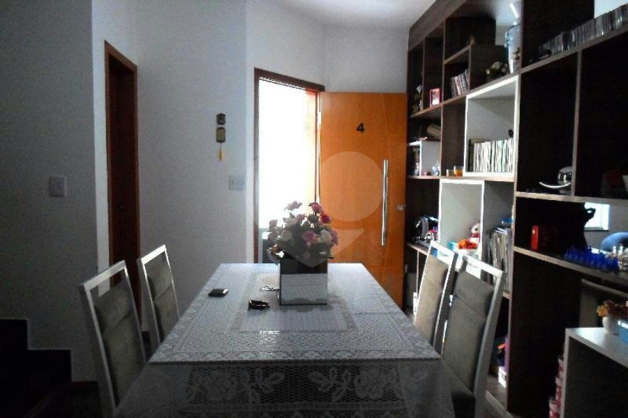 Casa à venda com 3 quartos, sendo 1 suíte, no condomínio Fernandes, São Paulo - SP