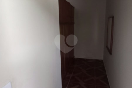 Casa térrea com 3 dormitórios, sendo 1 suíte.