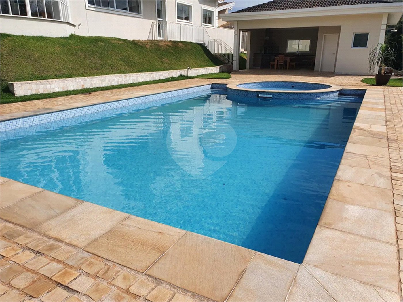 Casa à venda com 5 quartos, sendo 4 suítes, no condomínio Sol Vinhedo, Vinhedo - SP