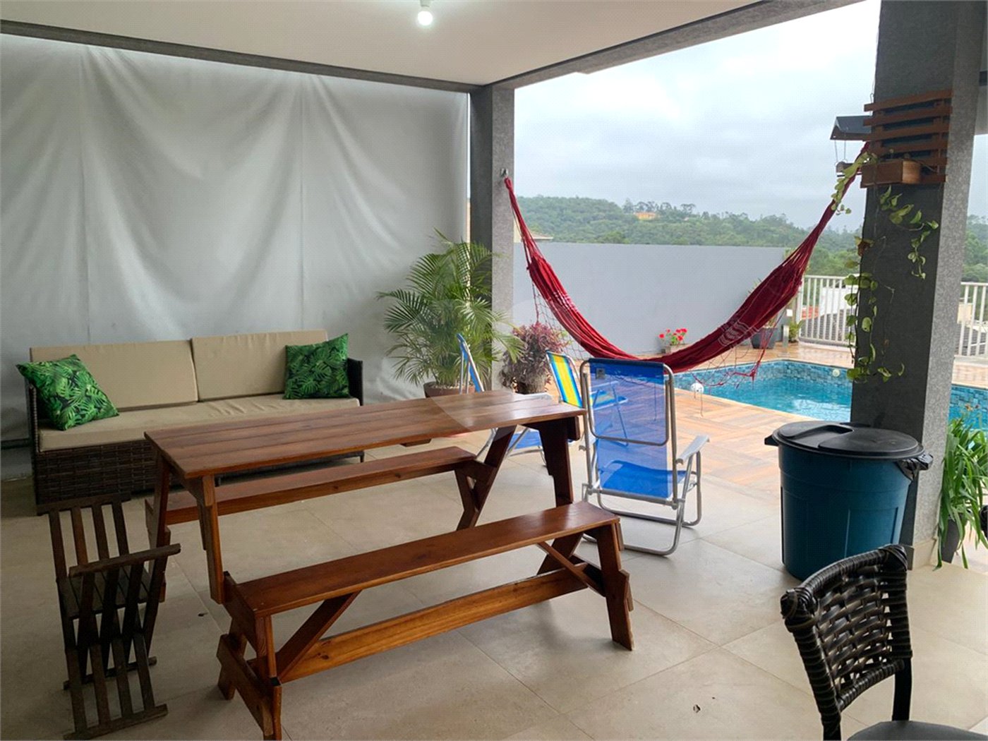 Casa à venda com 3 quartos, sendo 1 suíte, no condomínio Residencial Ponderosa, São Roque - SP