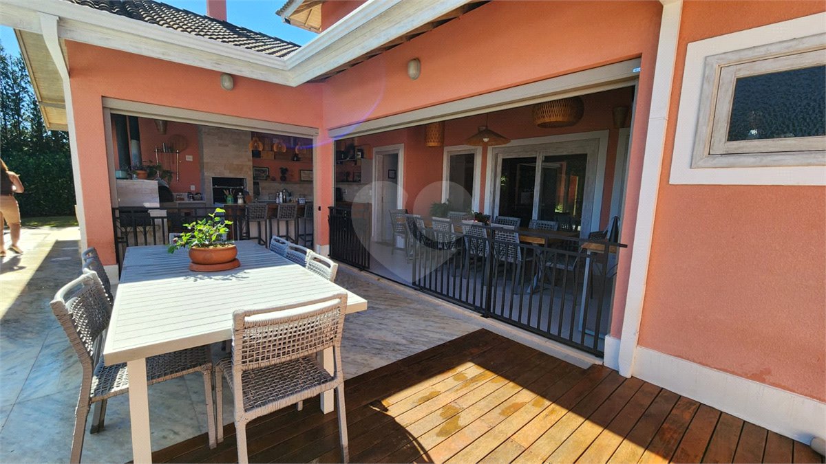 Casa à venda com 4 quartos, sendo 2 suítes, no condomínio Residencial Jardim Primavera, Louveira - SP