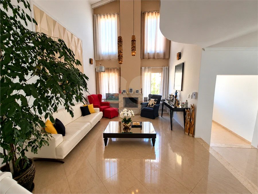 Casa à venda no Condomínio Estância Marambaia, Vinhedo | 3 suítes, piscina e terreno de 810 m²