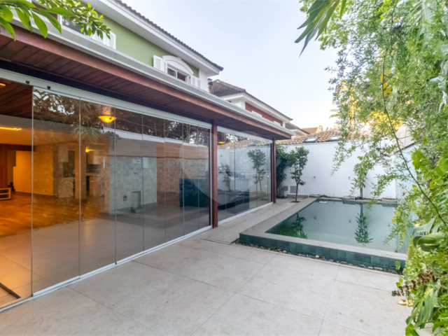 Casa à venda com 4 quartos, sendo 3 suítes,  no condomínio Village Place, São Paulo - SP