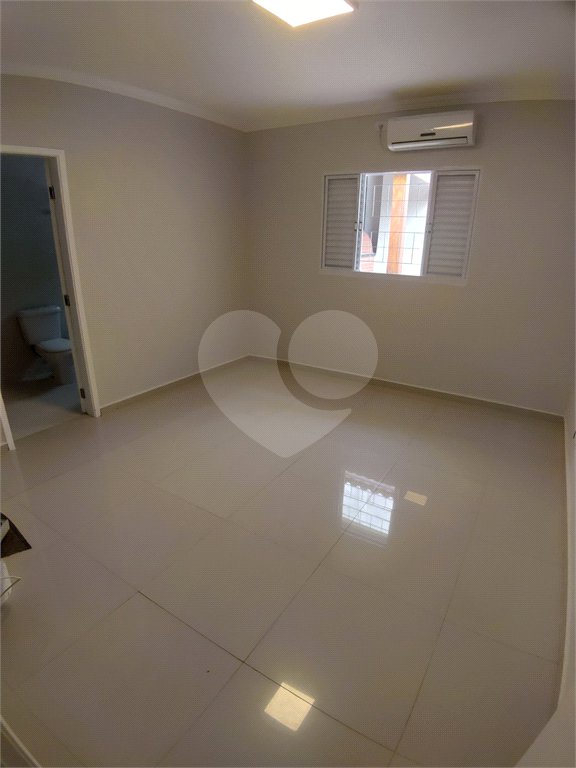 Sobrado à venda com 4 quartos, sendo 3 suítes, em Tremembé, São Paulo, SP
