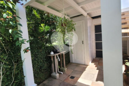 Casa à venda com 4 quartos, sendo 2 suítes, no Centro, Santa Cruz Cabrália, BA