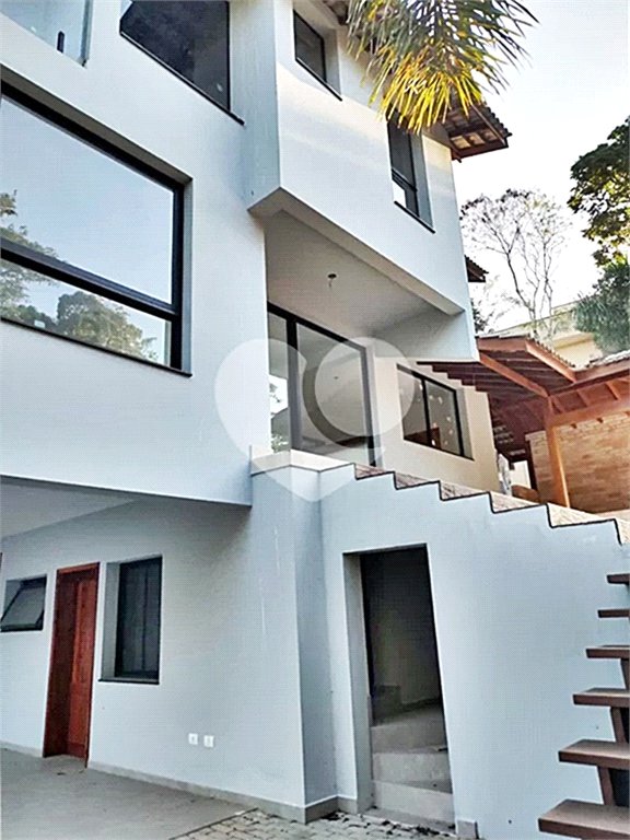 Casa à venda com 4 quartos, sendo 3 suítes, no condomínio Cantareira, Mairiporã - SP