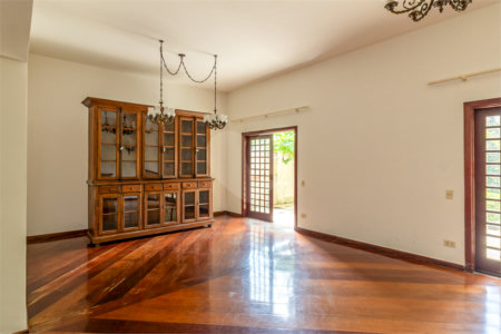 Casa à venda com 4 quartos, sendo 3 suítes,  no condomínio Vila das Flores, São Paulo - SP