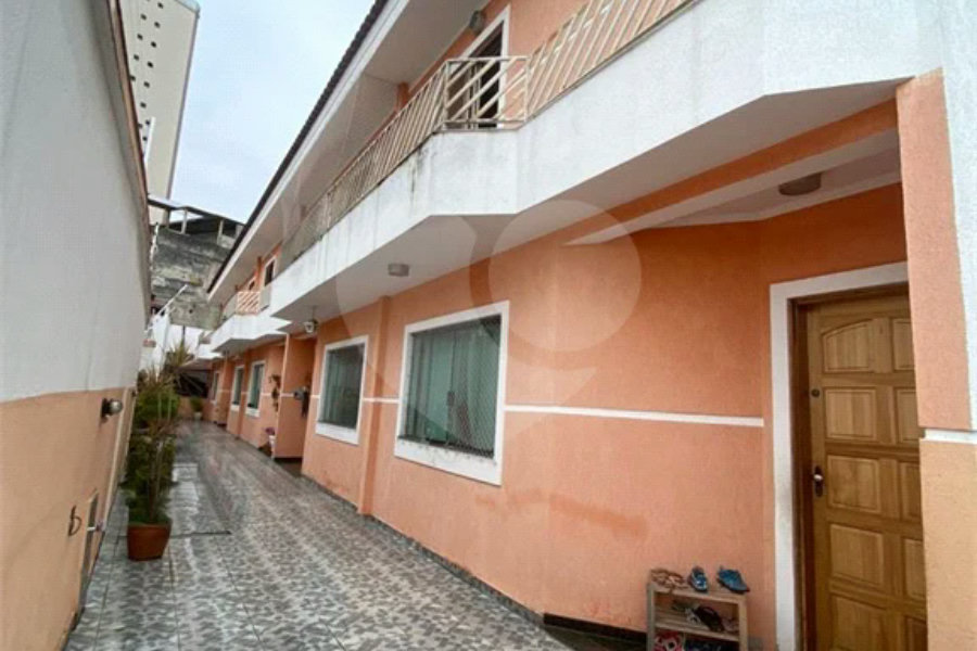Casa à venda com 3 quartos, sendo 2 suítes, no condomínio Ibarra, São Paulo - SP