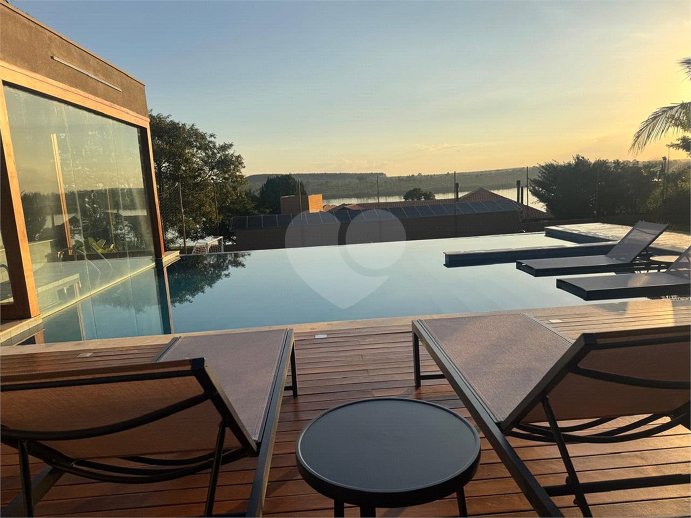 Casa à venda com 6 suítes no condomínio Vila Pinhal, Itirapina - SP