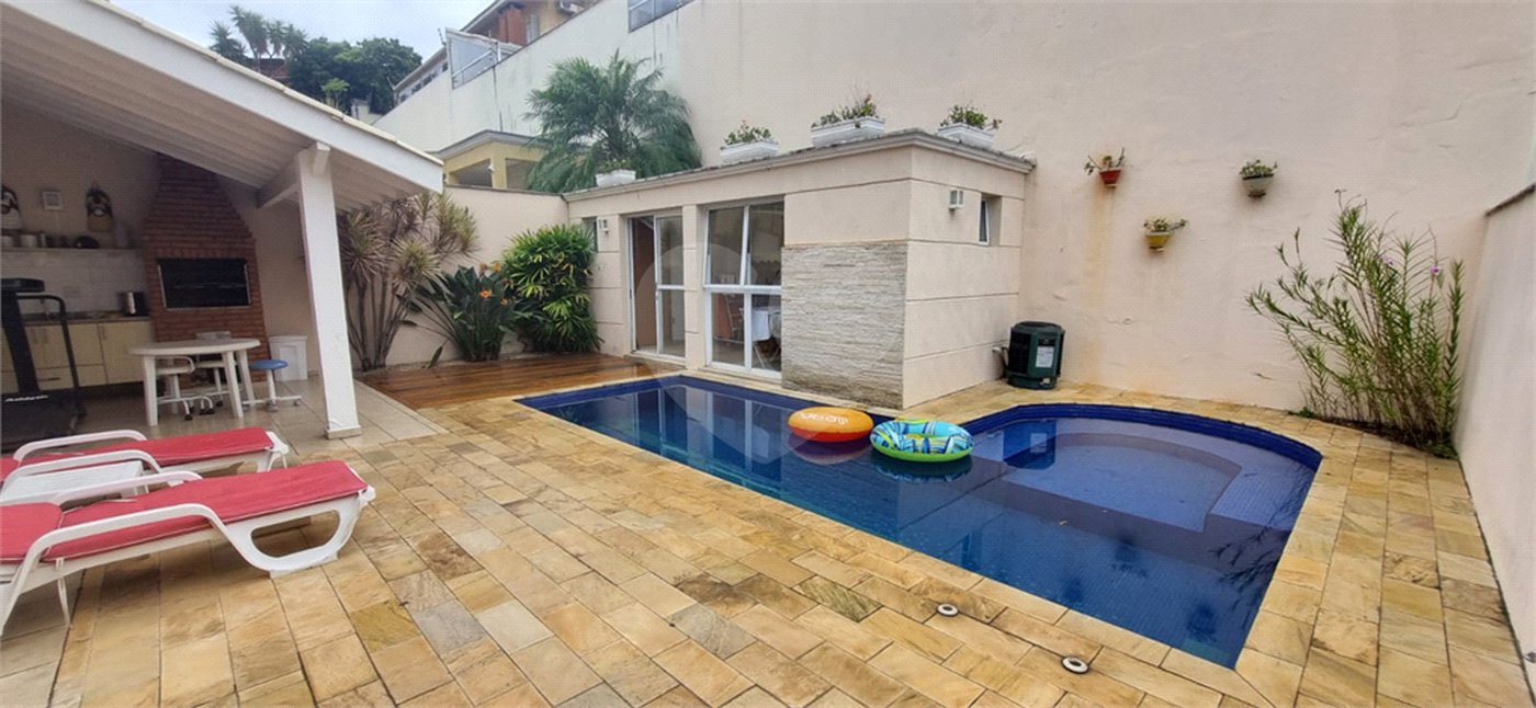 Casa à venda com 4 quartos, sendo 2 suítes, no condomínio Casas de Windsor, São Paulo - SP