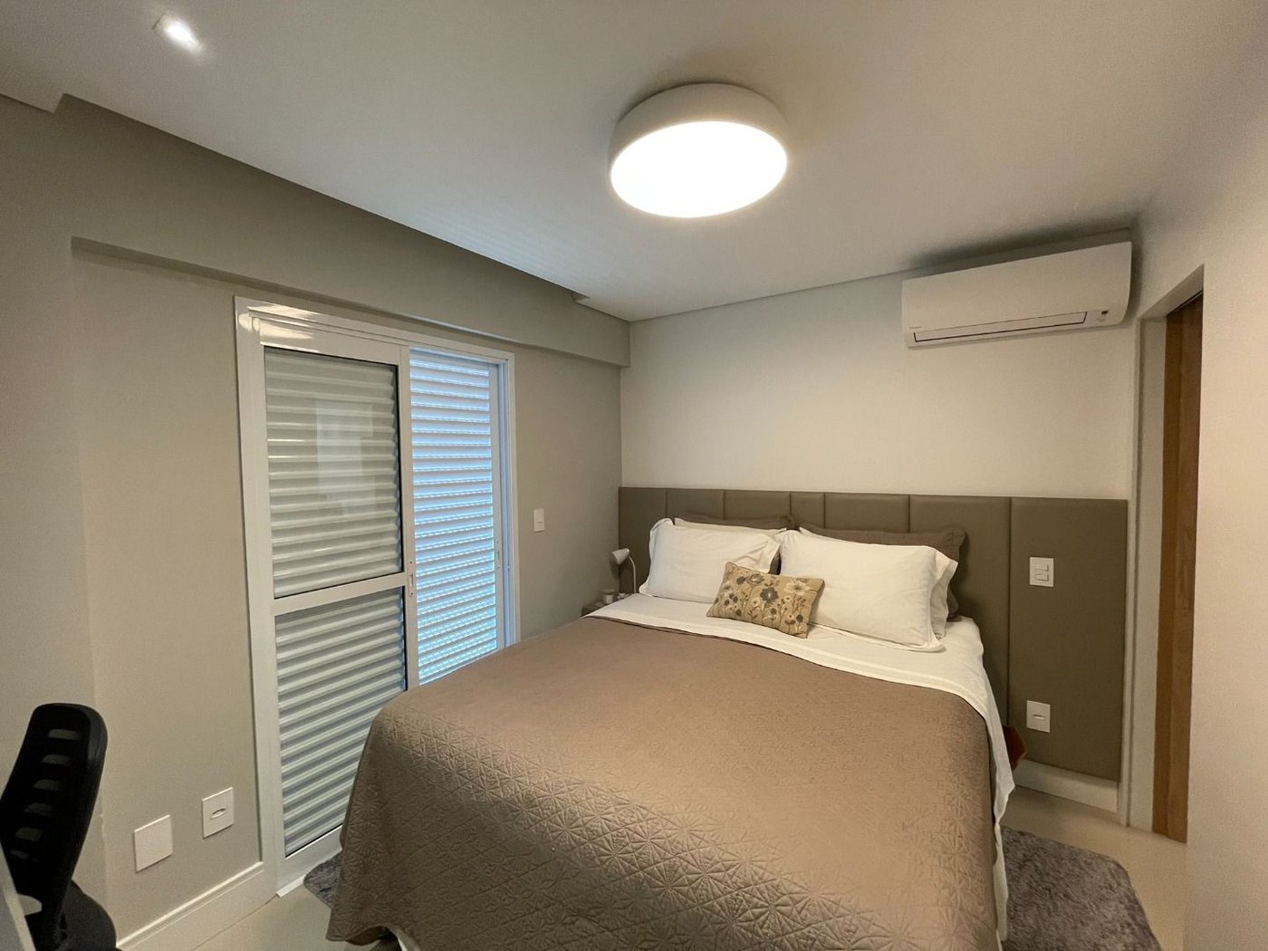 Apartamento 1 suíte com closet, 1 vaga demarcada, Embaré, Santos