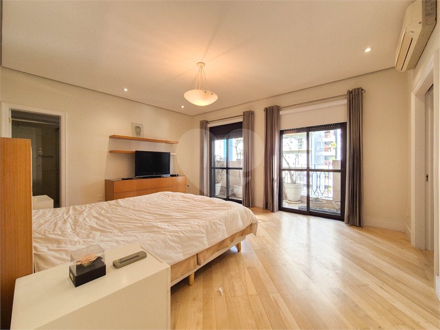 Apartamento à venda ou para alugar com 4 quartos, sendo 3 suítes, em Moema, São Paulo, SP