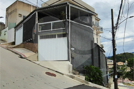 Casa à venda com 5 quartos, sendo 3 suítes, no condomínio Village Texeira Campos, Rio de Janeiro - RJ