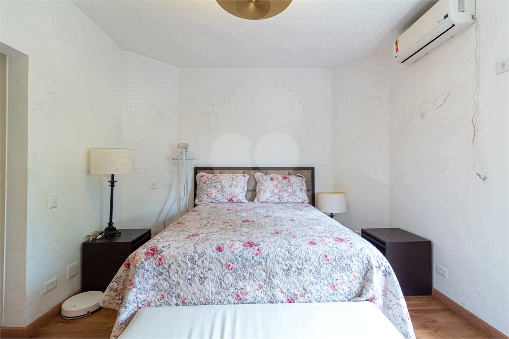 Casa à venda com 4 quartos, sendo 2 suítes,  no condomínio Vila das Flores, São Paulo - SP