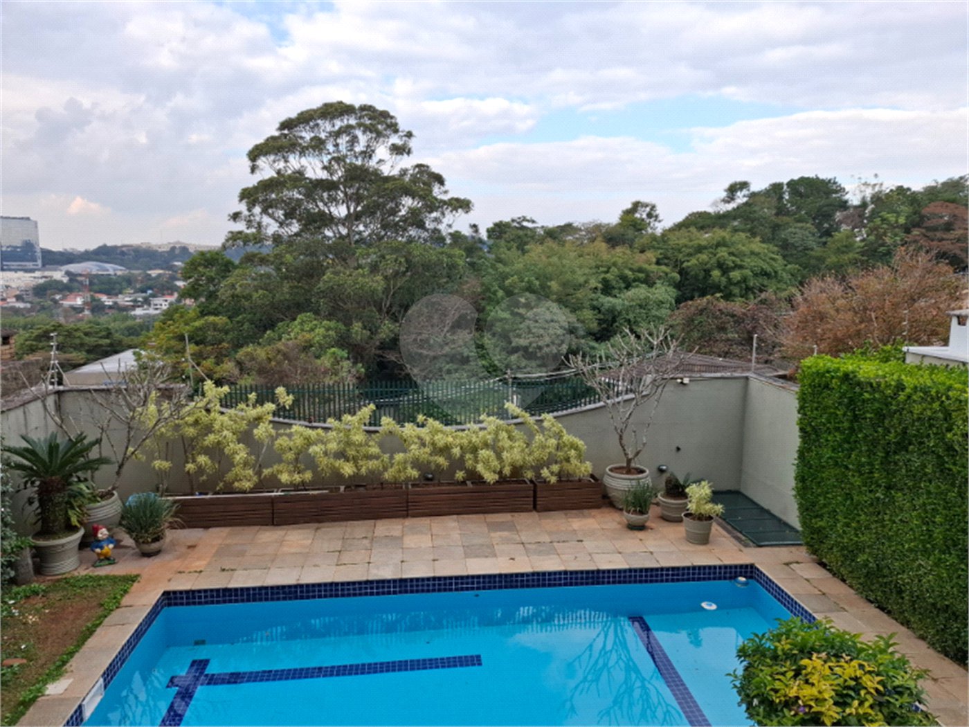 Sobrado à venda com 4 quartos, sendo 2 suítes,  em Jardim Leonor, São Paulo, SP