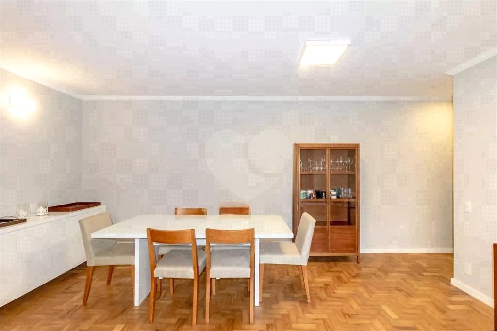 Apartamento à venda com 3 quartos, sendo 1 suíte,  em Moema, São Paulo, SP