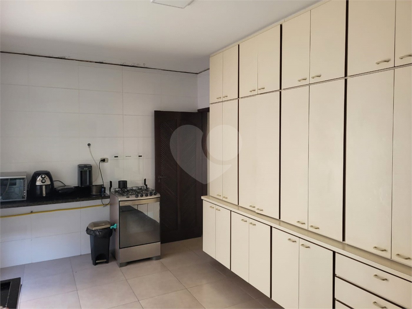 Sobrado com 14 metros de frente , na Região do Jardim Guapira , próximo ao Clube Guapira com 5 dormitórios, sendo 3 suíte com armários embutidos ,banheiro social, Sala para 2 ambientes, escritório com banheiro .cozinha ampla com armários, área de serviço ,dispensa, quintal com banheiro externo c