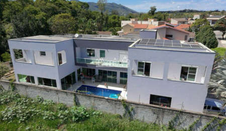 Casa à venda com 5 quartos, sendo 3 suítes,  em Loteamento Jardim Morumbi, Atibaia, SP