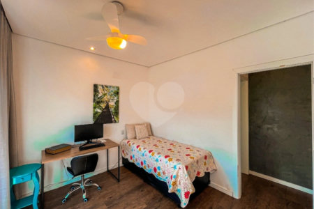 Casa à venda com 4 quartos, sendo 3 suítes,  no condomínio Vintage, Cotia - SP