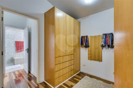 Sobrado à venda com 4 quartos, sendo 1 suíte, em Alto da Boa Vista, São Paulo, SP