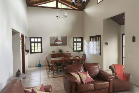 Casa à venda com 3 suítes no condomínio Granja Verediana, Ibiúna - SP