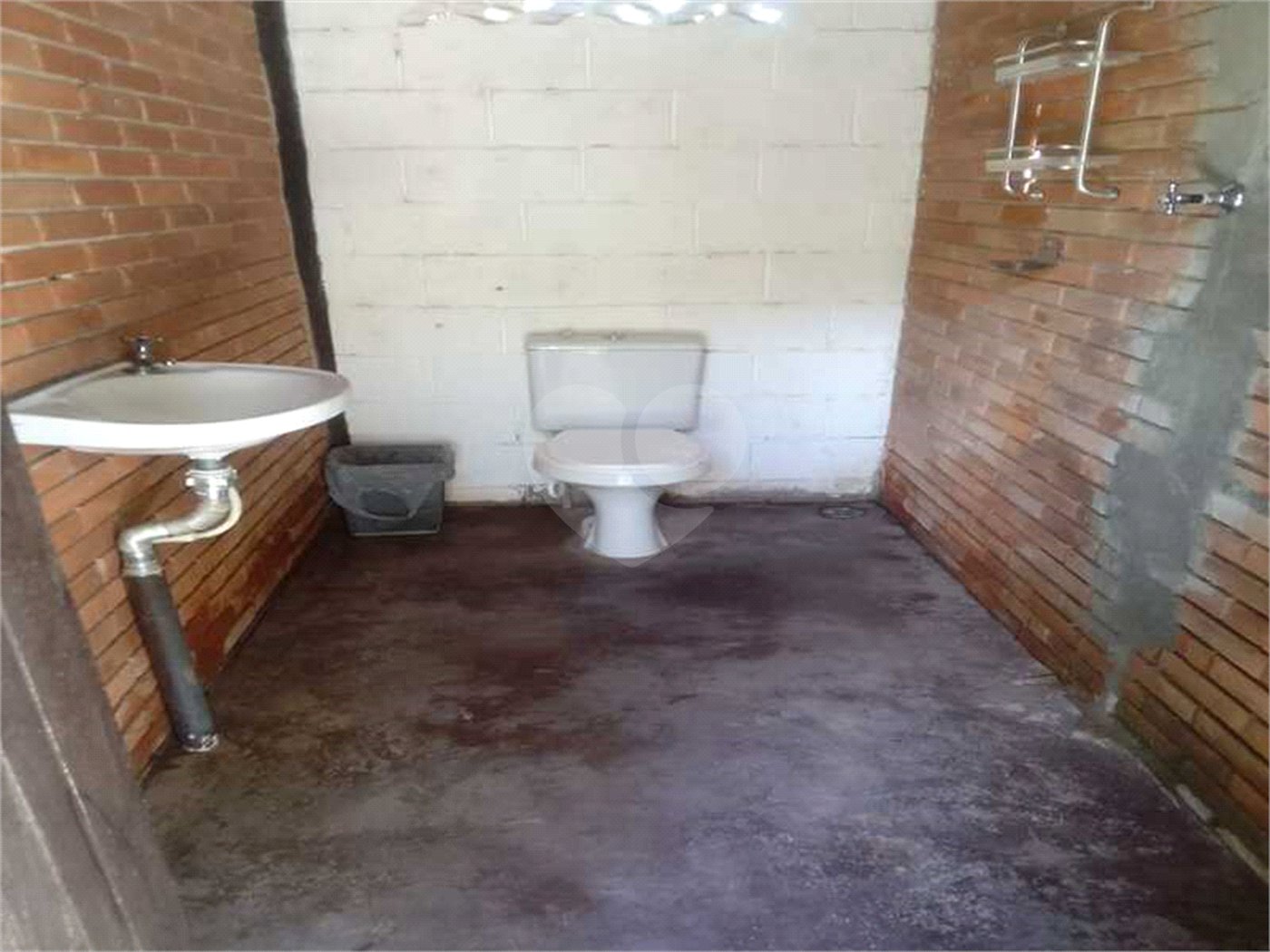 Casa à venda com 6 quartos, sendo 3 suítes, no condomínio Residencial Jardins de Mairiporã I, Mairiporã - SP