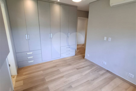 Casa Térrea à venda com 3 suítes em Interlagos, São Paulo, SP