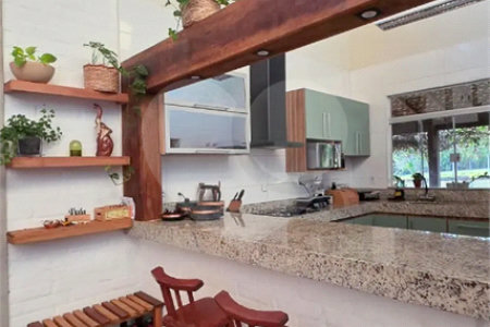 Refúgio de Alto Padrão em Condomínio Fechado: Natureza, Charme e 5.500m² de Terreno