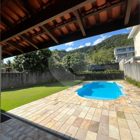 Casa à venda com 2 suítes no condomínio Recanto da Lagoinha, Ubatuba - SP