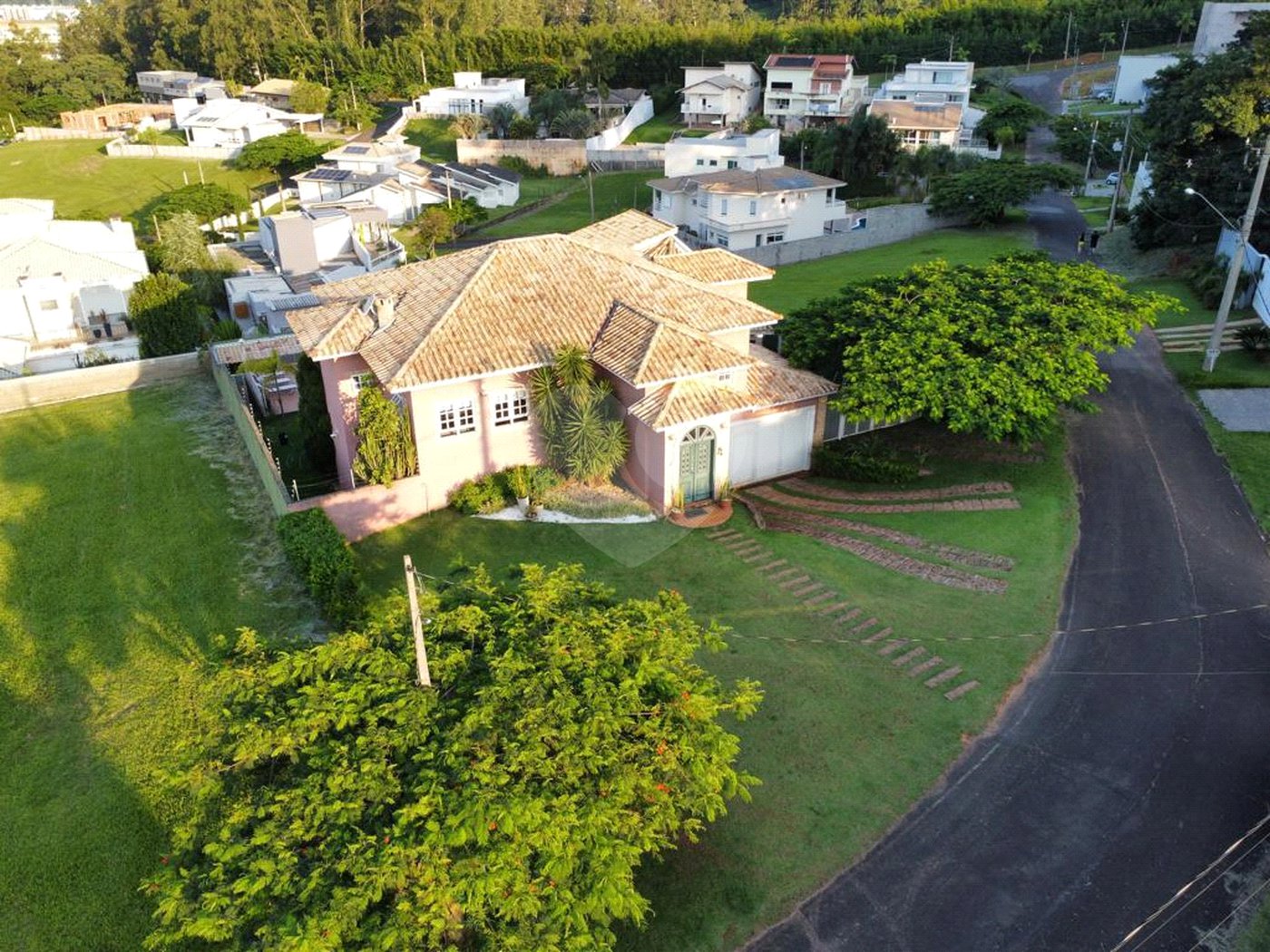 Casa à venda com 5 quartos, sendo 3 suítes, no condomínio Santa Teresa 1, Vinhedo - SP