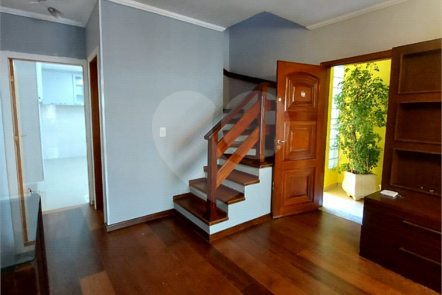 Sobrado à venda com 3 quartos, sendo 2 suítes, em Vila Romero, São Paulo, SP