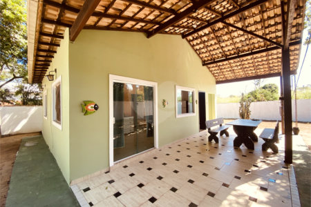 Casa em condomínio para alugar com 2 quartos, sendo 1 suíte, em Caravelas, Armação dos Búzios, RJ