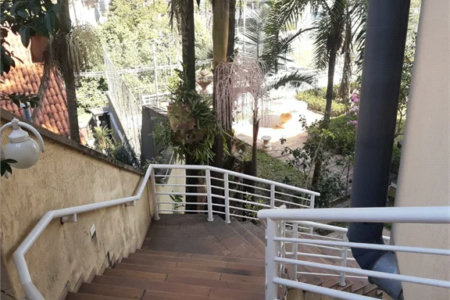 Casa à venda com 5 suítes em Jardim Leonor, São Paulo, SP