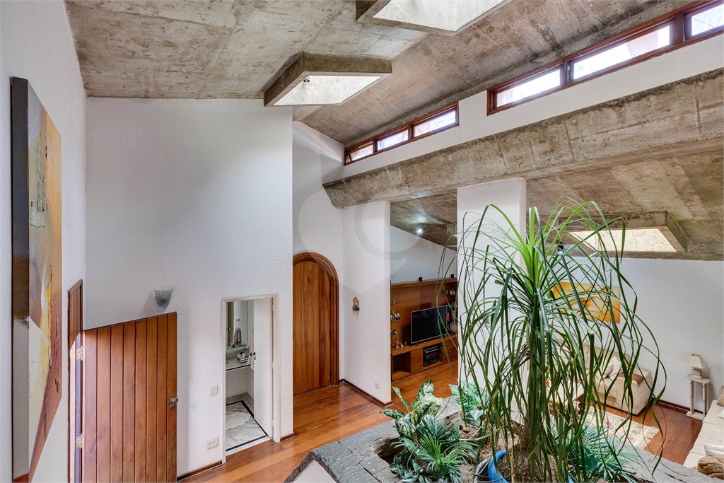 Sobrado à venda com 4 quartos, sendo 1 suíte, em Alto da Boa Vista, São Paulo, SP