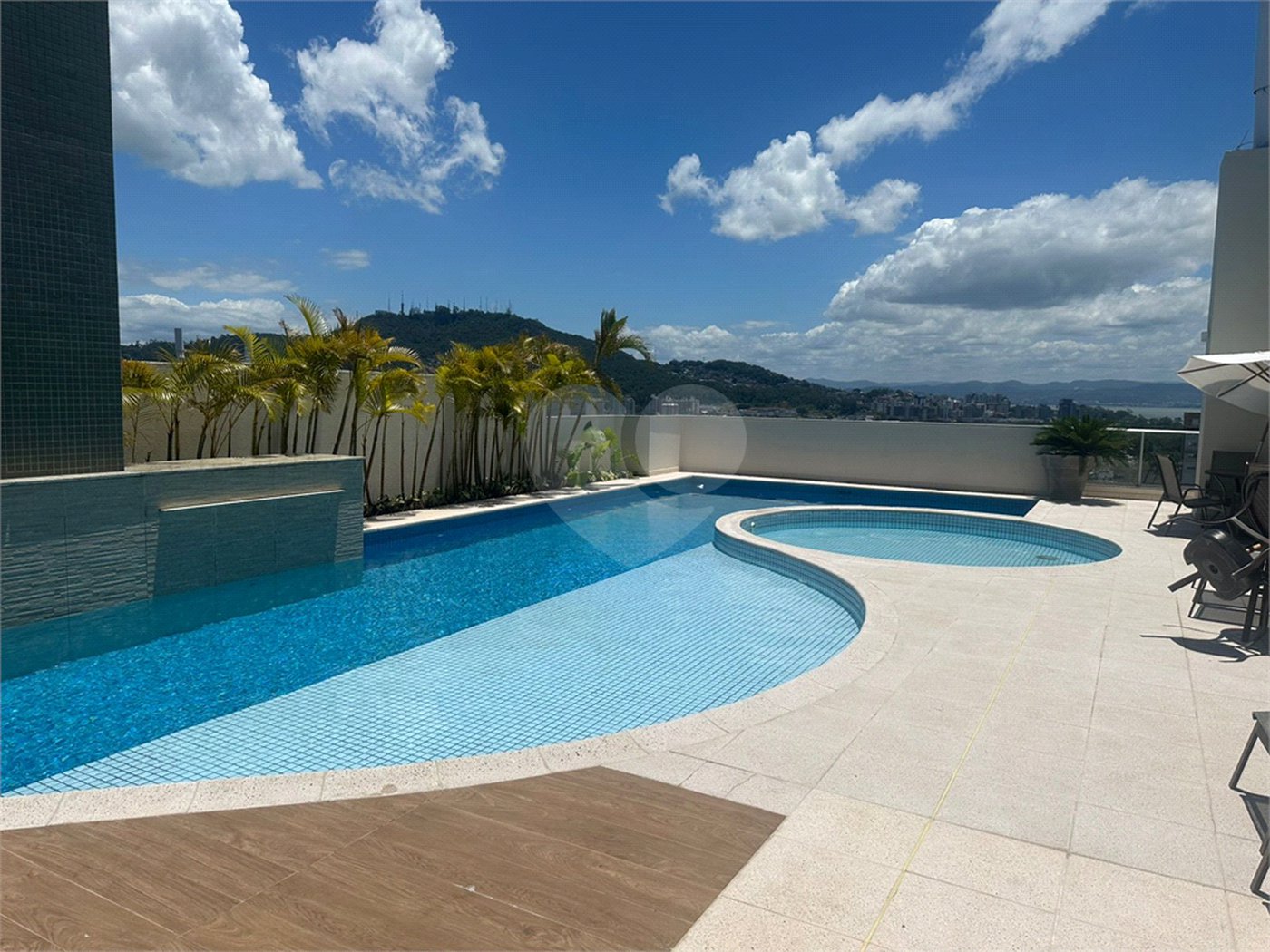 Apartamento à venda ou para alugar com 2 suítes em Itacorubi, Florianópolis, SC