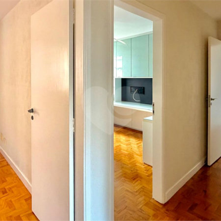 Apartamento à venda com 3 quartos, sendo 1 suíte,  em Moema, São Paulo, SP