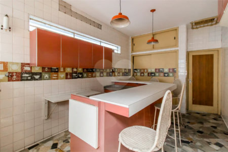 Casa à venda em Moema de 280m² com 4 dormitórios, sendo 1 suíte e 2 vagas de garagem.