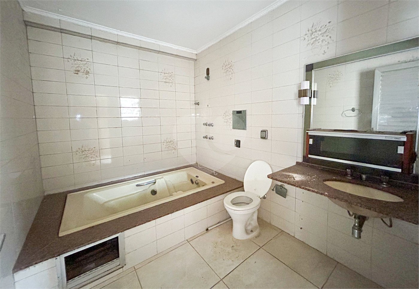 Sobrado à venda com 4 quartos, sendo 3 suítes, em Vila Libanesa, São Paulo, SP