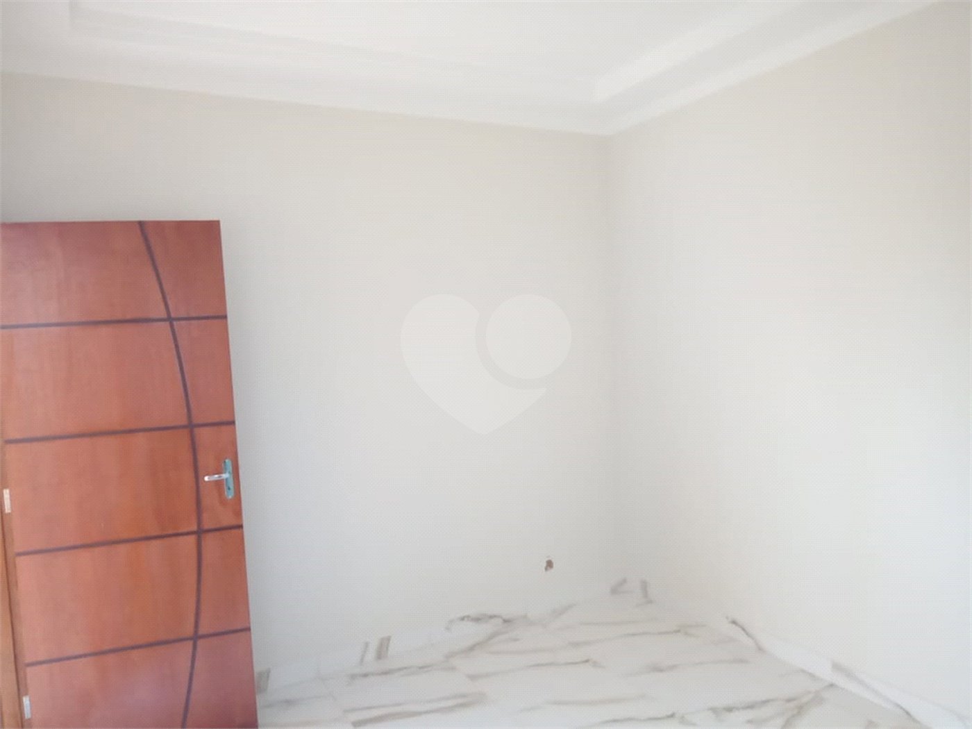 Casa á venda, com 02 Dormitórios, em Jardim Medeiros.