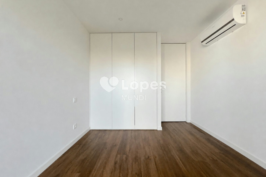Apartamento T3 à venda em Águas Santas, Maia, Portugal – Varanda e garagem