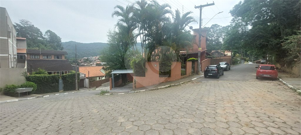 Sobrado à venda com 4 quartos, sendo 2 suítes, em Lavapés, Mairiporã, SP