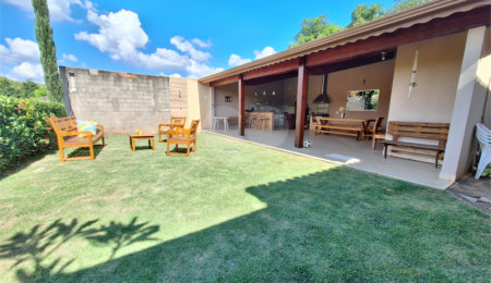 Casa à venda com 4 quartos, sendo 1 suíte,  em Santa Cândida, Vinhedo, SP