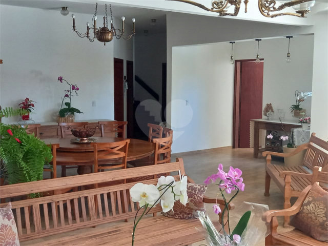 Sobrado à venda com 5 quartos, sendo 3 suítes,  em Chácara Monte Alegre, São Paulo, SP