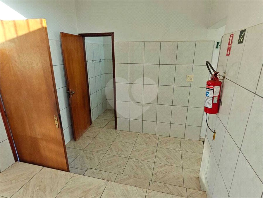 ?Oportunidade Única em São Carlos: Salão Comercial + Casa Independente nos Fundos – Ideal para Investidores!