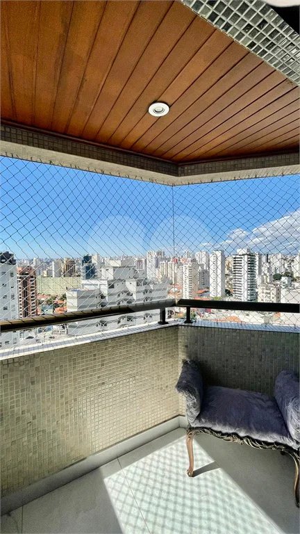 Cobertura à venda na Aclimação de 300m² com 2 vagas.