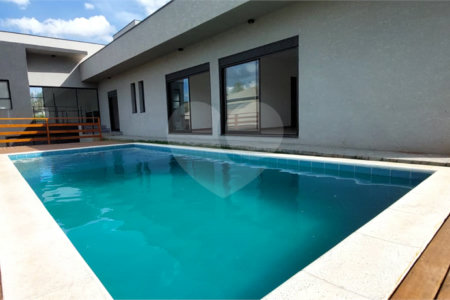 Casa à venda com 4 suítes no condomínio Figueira Garden, Atibaia - SP